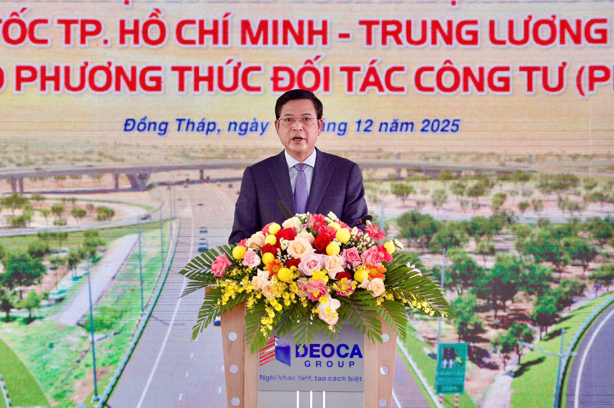 Thứ trưởng Bộ Xây dựng Bùi Xuân Dũng phát biểu tại buổi lễ. Ảnh: T.X.