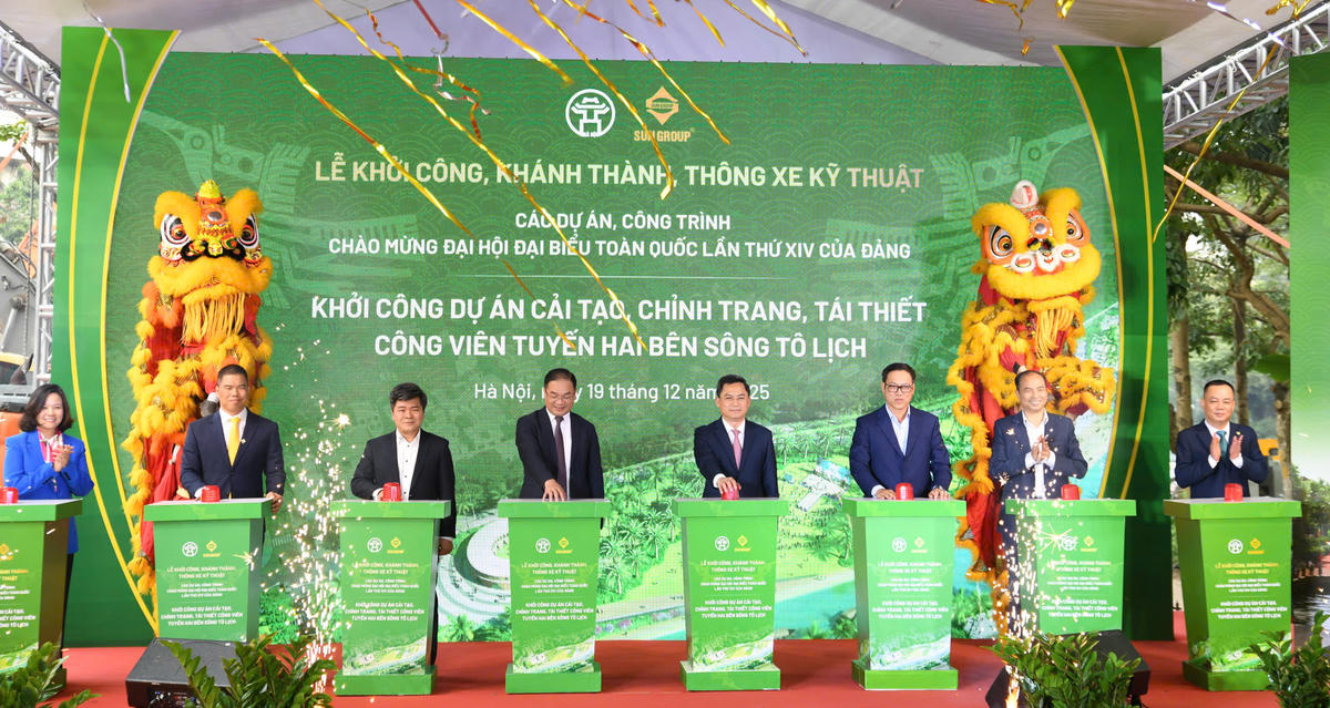 Các đại biểu thực hiện nghị lễ ấn nút khởi công dự án "Cải tạo, chỉnh trang và tái thiết công viên tuyến hai bên sông Tô Lịch". Ảnh: Phạm Sỹ. 