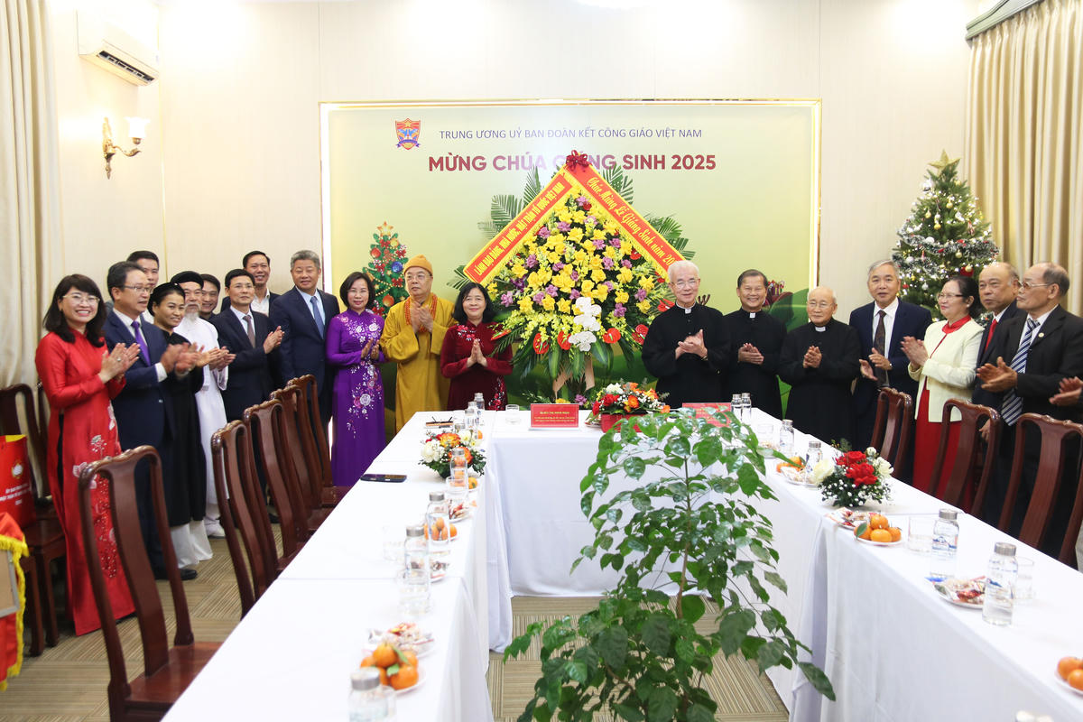 Chủ tịch Bùi Thị Minh Hoài tặng hoa chúc mừng&nbsp;Ủy ban Đoàn kết Công giáo Việt Nam.. 