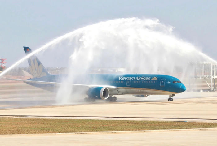 Nghi thức phun vòi rồng chào đón chuyến bay chở khách đầu tiên do Vietnam Airlines khai thác.
