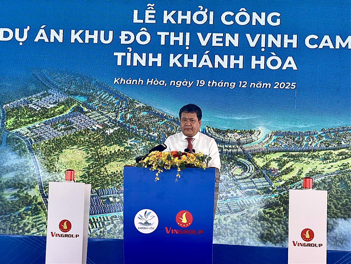 Chủ tịch UBND tỉnh Khánh Hòa Trần Phong phát biểu tại buổi lễ (ảnh Thùy Trang).