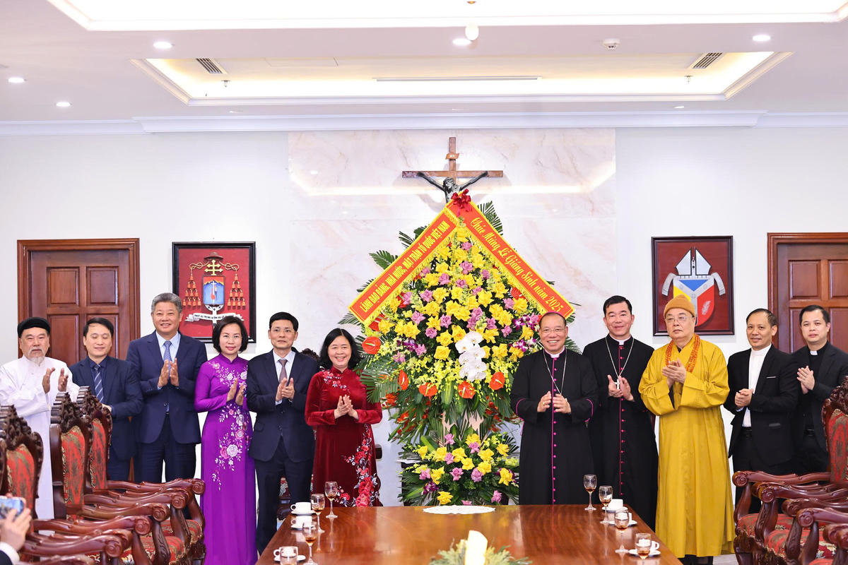 Chủ tịch UBTƯ MTTQ Việt Nam Bùi Thị Minh Hoài tặng hoa chúc mừng&nbsp;Tòa Tổng Giám mục Tổng Giáo phận Hà Nội.