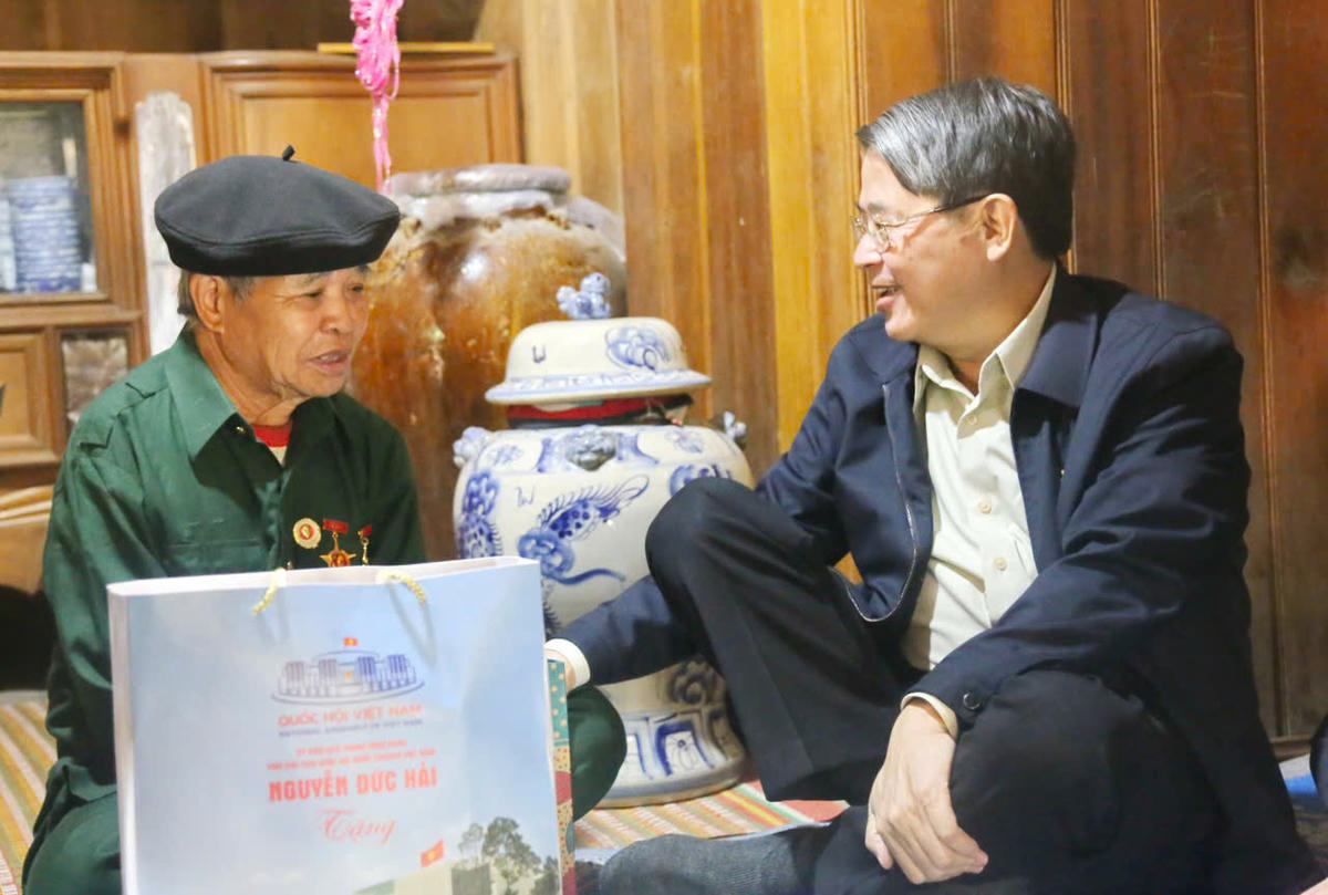 Phó Chủ tịch Quốc hội Nguyễn Đức Hải thăm hỏi người dân xã Hùng Sơn, TP Đà Nẵng. Ảnh: CV.