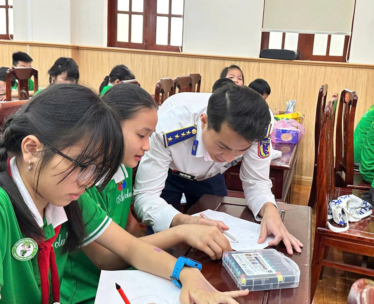 Cán bộ,  chiến sĩ Hải đoàn 21 và các em học sinh phối hợp thực hiện phần thi vẽ tranh “15 phút”.. 