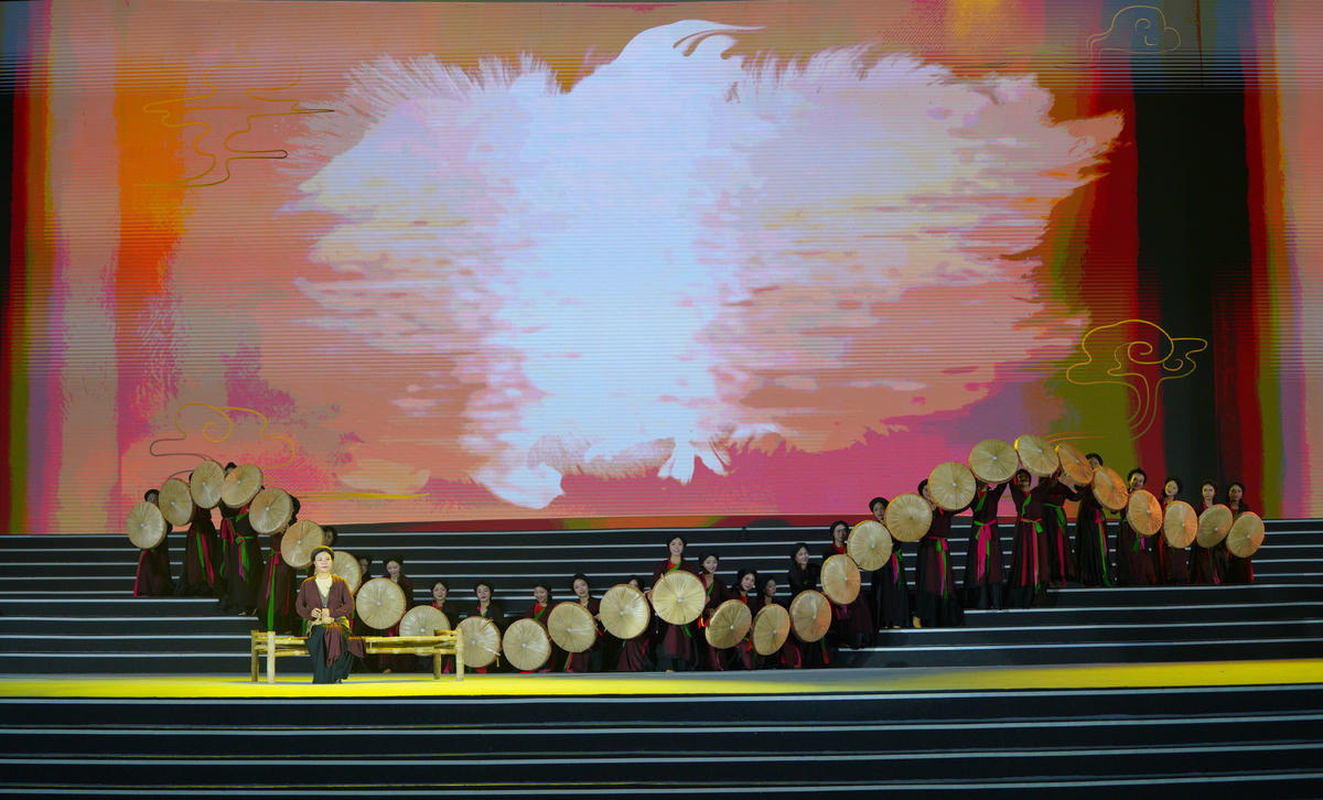 Chương trình nghệ thuật với chủ đề “Đại thi hào Nguyễn Du – chữ tâm sáng mãi”. Ảnh: Cẩm Kỳ&nbsp;