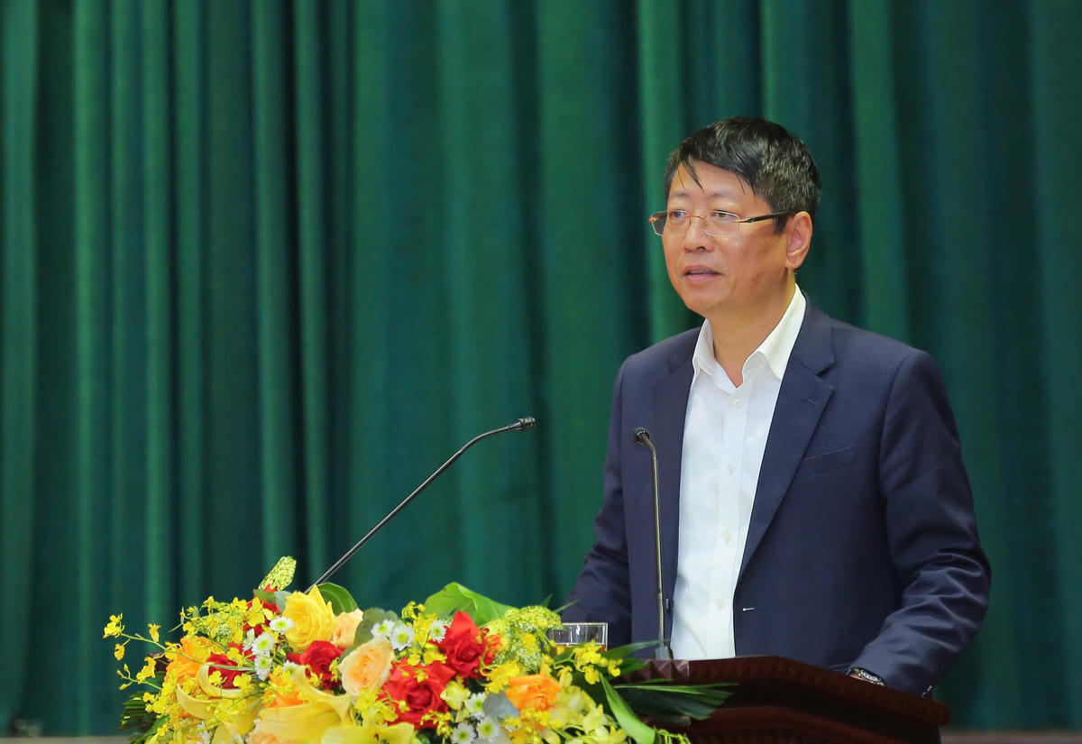 Phó Chủ tịch Thường trực UBND tỉnh Trần Song Tùng giải đáp thêm các kiến nghị của cử tri. Ảnh: Đình Minh