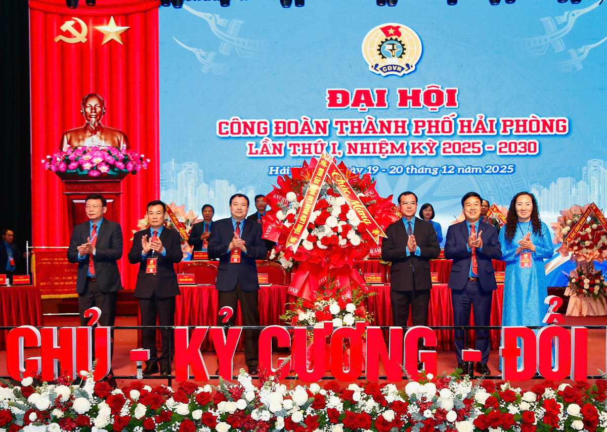 Chủ tịch Tổng Liên đoàn Lao động Việt Nam&nbsp;tặng hoa chúc mừng Đại hội Công đoàn TP Hải Phòng. Ảnh: PT.&nbsp;