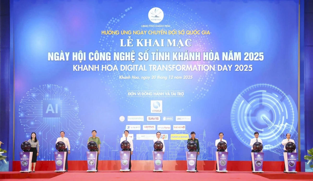Các lãnh đạo tỉnh Khánh Hòa và các sở, ban, ngành thực hiện nghi thức bấm nút khai mạc Ngày hội Công nghệ số tỉnh Khánh Hòa năm 2025.(ảnh X.H)