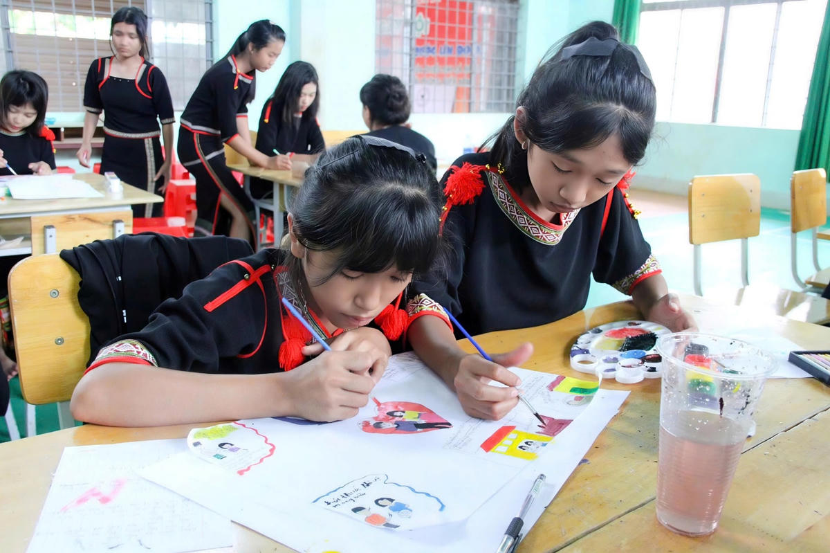 Sản phẩm tranh tuyên truyền của học sinh Trường THPT dân tộc nội trú THCS Krông Bông về giáo dục giới tính.