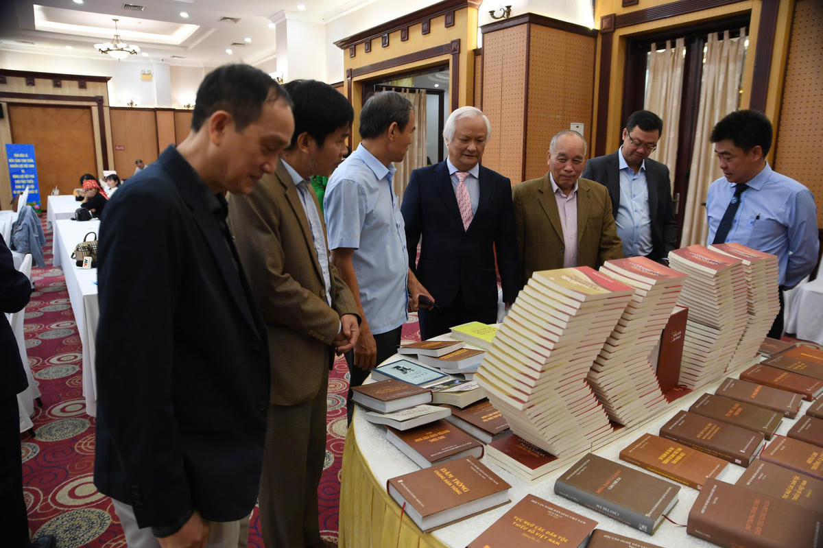 Các đại biểu, nhà khoa học tham quan không gian trưng bày. Ảnh: Phạm Sỹ.