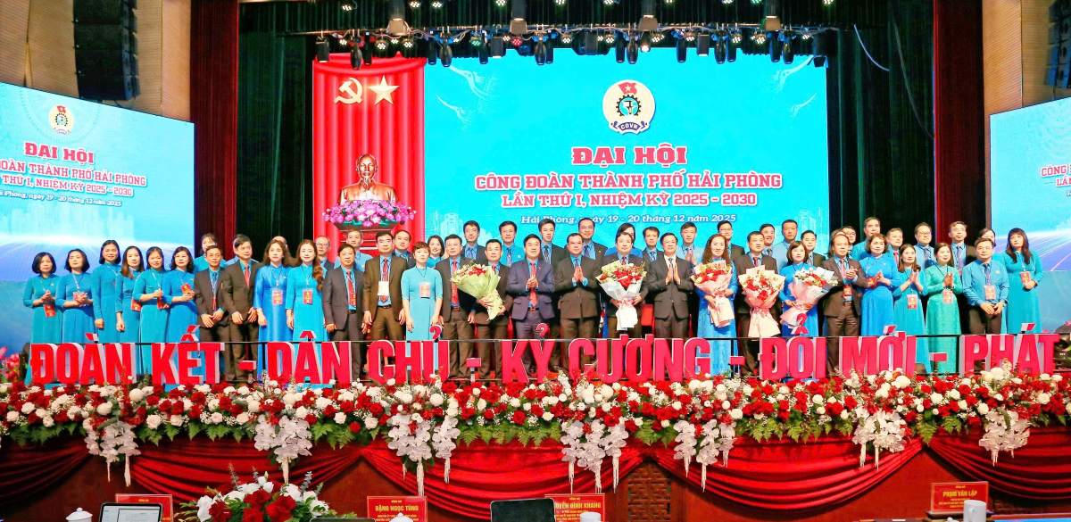 Ông Nguyễn Đình Khang, Phó Chủ tịch Ủy ban Trung ương MTTQ Việt Nam, Chủ tịch Tổng Liên đoàn Lao động Việt Nam và ông Phạm Văn Lập, Phó Bí thư Thành uỷ, Chủ tịch Uỷ ban MTTQ Việt Nam TP Hải Phòng chúc mừng Ban Chấp hành LĐLĐ TP Hải Phòng nhiệm kì 2025-2030. Ảnh: Hoàng Khôi.