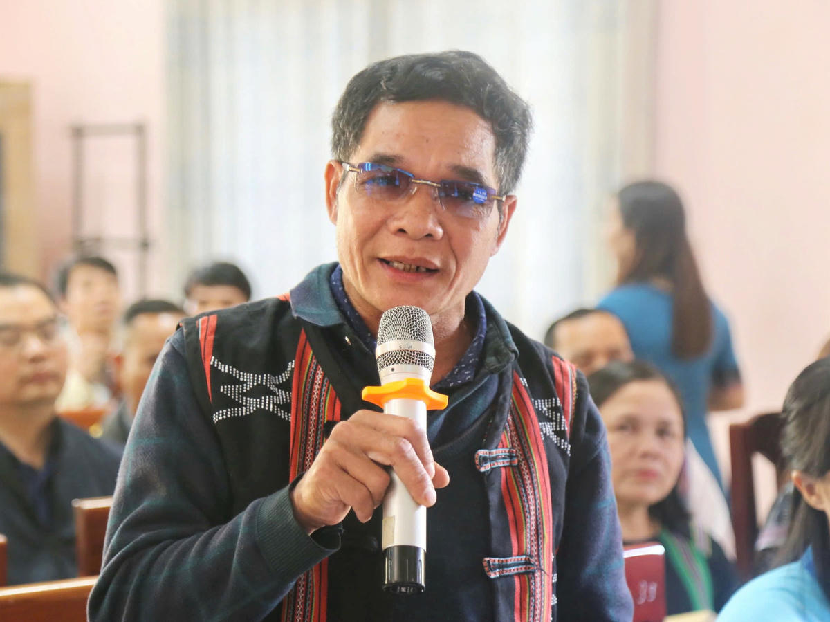 Cử tri xã Hùng Sơn kiến nghị tới Phó Chủ tịch Quốc hội Nguyễn Đức Hải. Ảnh: CV.