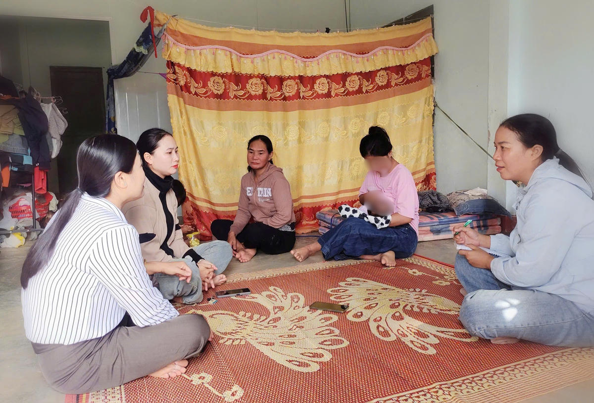 Chị Nguyễn Thị Thúy (bên trái), chị H Aly Đap Siu cộng tác viên dân số - y tế thôn 8 đến từng nhà dân tuyên truyền pháp luật về hôn nhân, gia đình, bình đẳng giới.