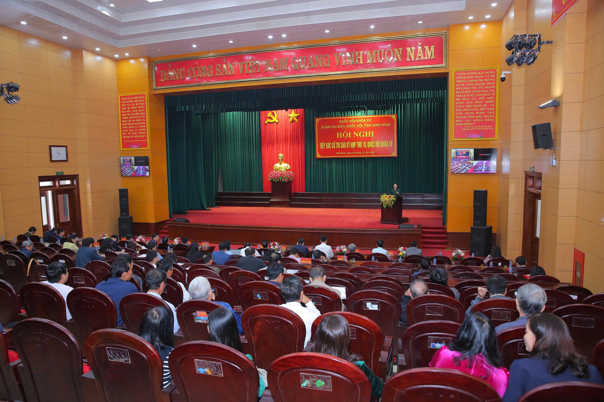 Cử tri lắng nghe ý kiến phát biểu của Phó Chủ tịch - Tổng Thư ký Nguyễn Thị Thu Hà. Ảnh: Đình Minh