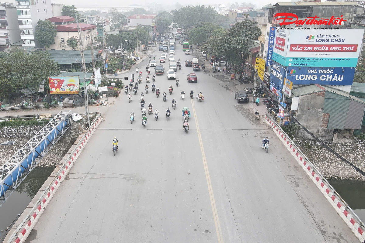 Dòng xe lưu thông thuận lợi sau khi tổ chức lại giao thông.