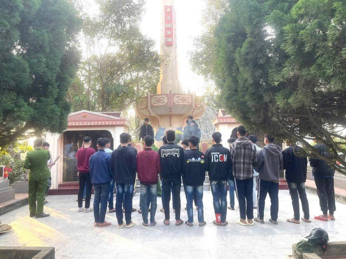 Đưa các thanh niên đến Nghĩa trang liệt sỹ thắp hương. Ảnh: Công an xã Văn Bàn.