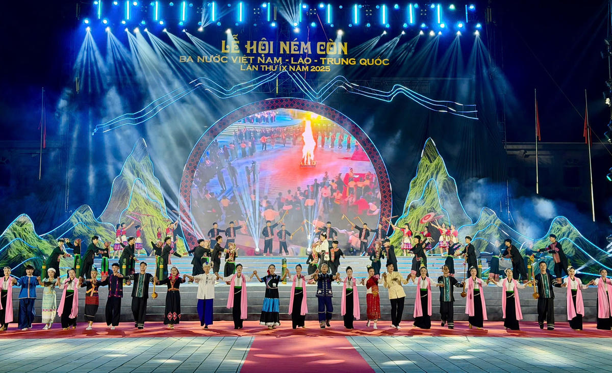 Các tiết mục văn nghệ đặc sắc tại đêm khai mạc. Ảnh: T. H
