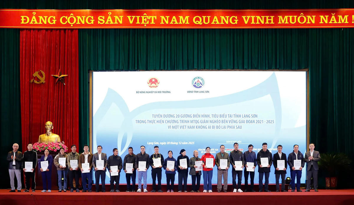 Ban tổ chức trao quà cho những gương điển hình. Ảnh: NN