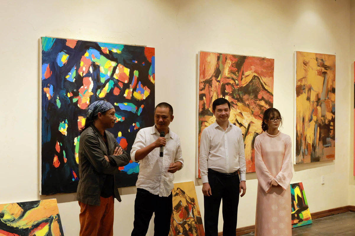 Triển lãm tranh chủ đề "Nhịp phố". Ảnh: Nguyễn Tú.