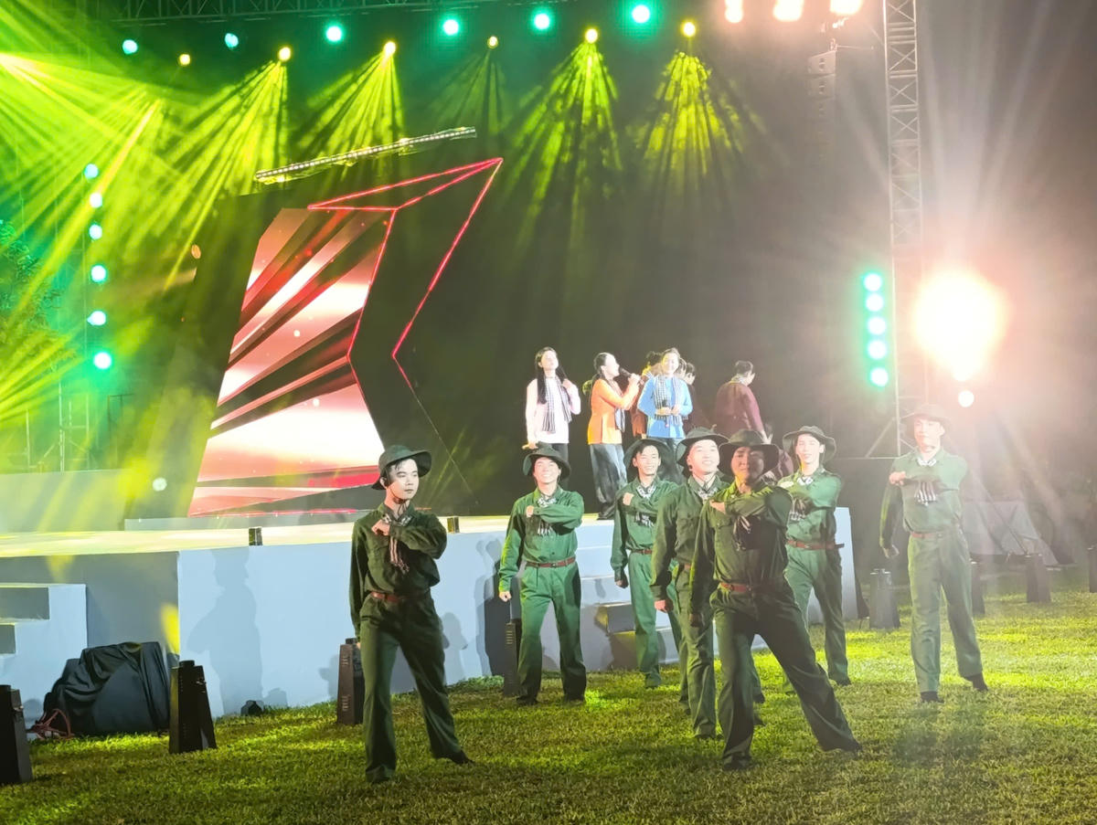 Một tiết mục văn nghệ đặc sắc tại chương trình. Ảnh: Hồng Phúc.