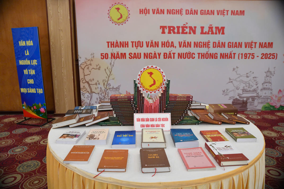 Triển lãm “Thành tựu văn hóa, văn nghệ dân gian Việt Nam 50 năm sau ngày đất nước thống nhất (1975 – 2025)” diễn ra ngày 20/12. Ảnh: Phạm Sỹ.