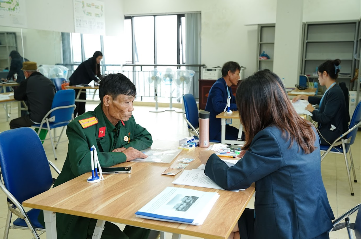 Người dân được hướng dẫn chỉnh sửa lại hồ sơ khi có thiếu sót.