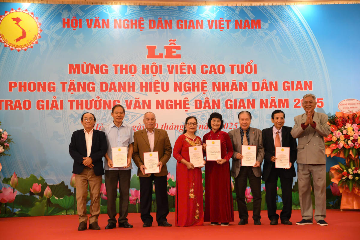 Các tác giả đoạt giải Khuyến Khích. Ảnh: Phạm Sỹ.