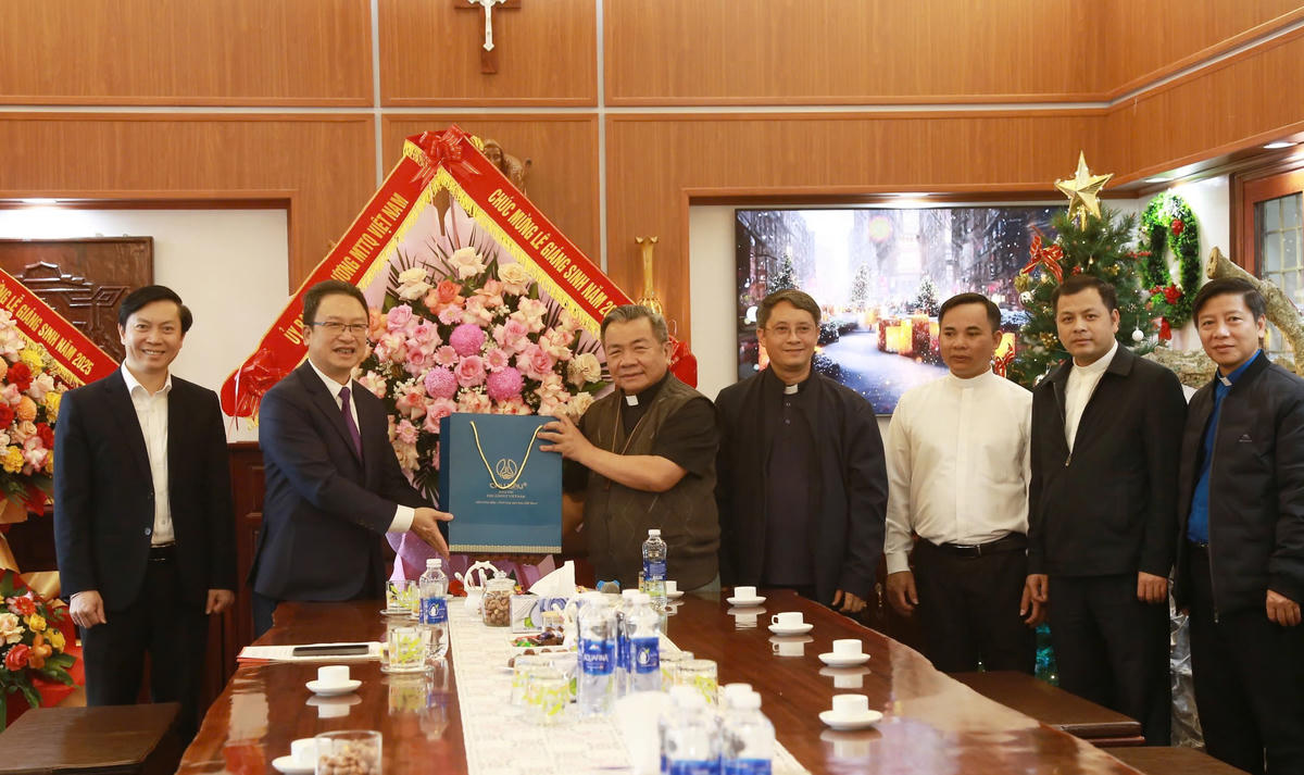 Trưởng ban Dân tộc và Tôn giáo Nguyễn Văn Thanh tặng quà cho Tòa Giám mục Giáo phận Lạng Sơn - Cao Bằng. Ảnh: Hoàng Huấn.