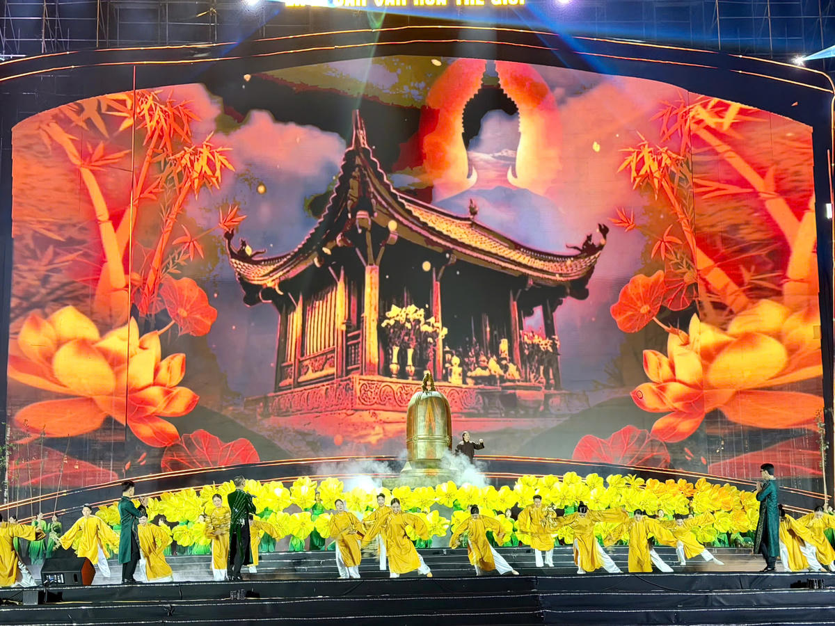 Buổi lễ được tổ chức với nhiều tiết mục nghệ thuật đắc sắc.