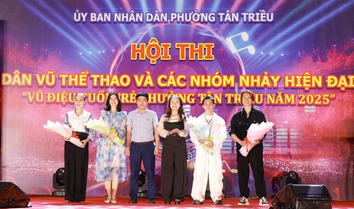 Bà Nguyễn Thị Thanh Thủy – Phó Chủ tịch UBND phường Tân Triều (thứ ba từ phải sang) tặng hoa cho các đội tham gia. Ảnh: N.L.