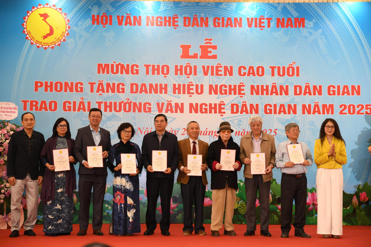 Ban tổ chức trao các công trình đoạt giải Ba A. Ảnh: Phạm Sỹ.