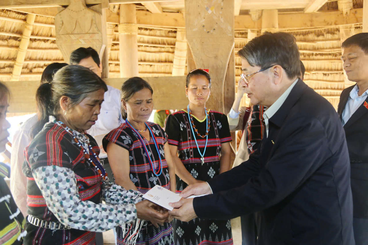 Phó Chủ tịch Quốc hội Nguyễn Đức Hải thăm, tặng quà người dân xã Hùng Sơn. Ảnh: CV.