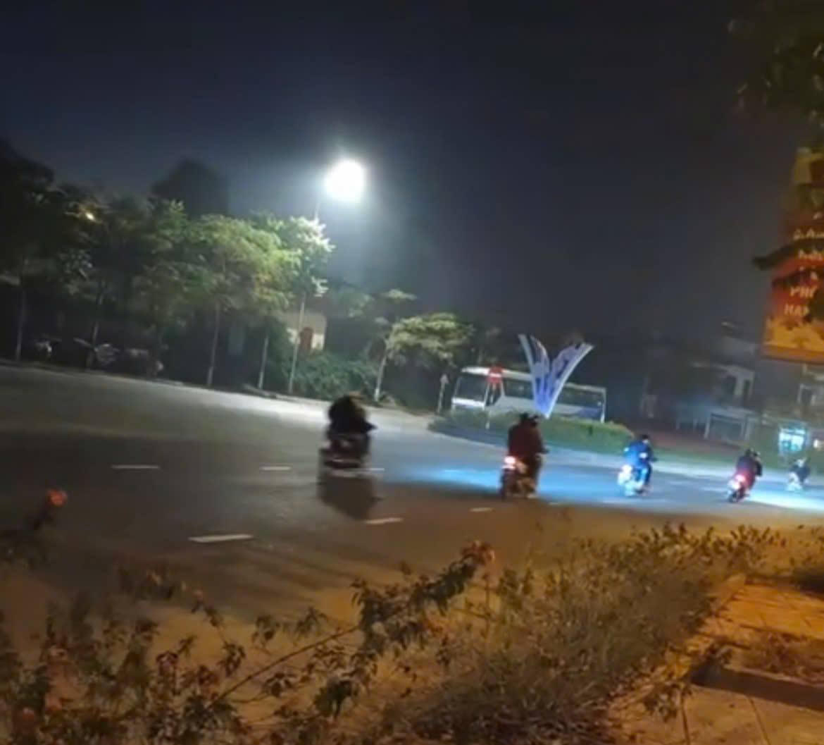 Các đối tượng tụ tập, gây rối trật tự công cộng. Ảnh: Công an xã Văn Bàn.