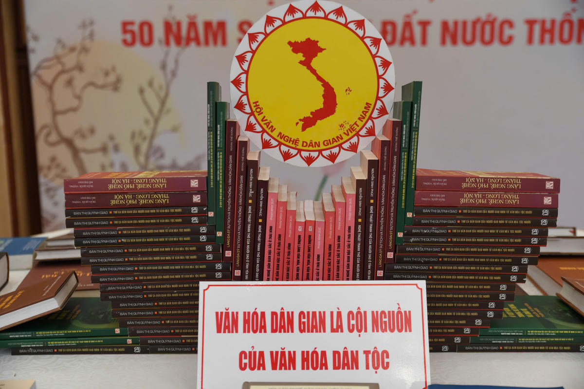 Mỗi tộc người đều có cách kể riêng, có hệ giá trị văn hóa riêng. Những công trình nghiên cứu được trưng bày lần này chính là minh chứng cho nỗ lực gìn giữ, bảo tồn và làm sáng tỏ bản sắc văn hóa của từng cộng đồng. Ảnh: Phạm Sỹ.