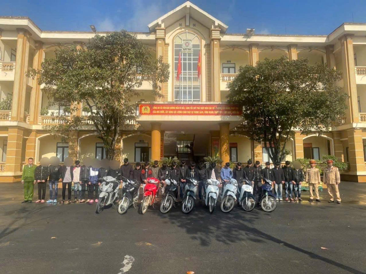 Nhóm thanh thiếu niên bị triệu tập. Ảnh: Công an xã Văn Bàn.