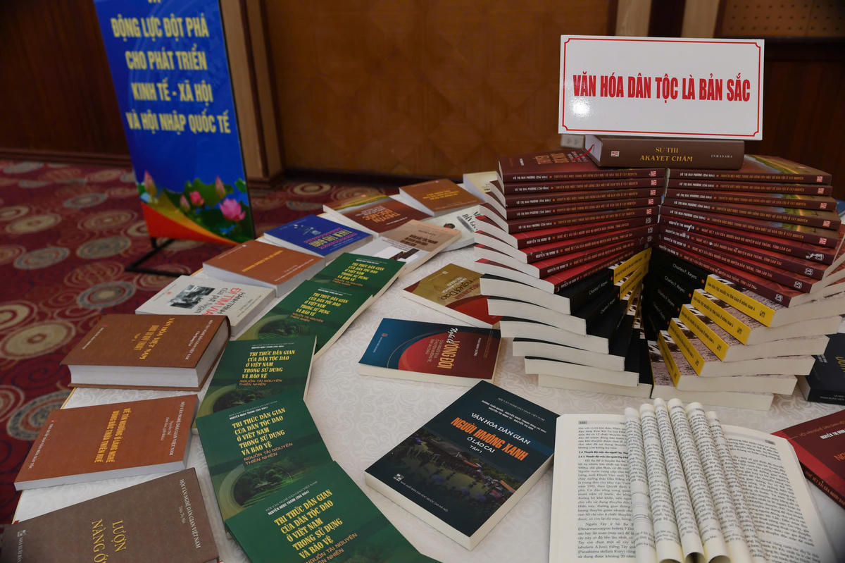 Triển lãm giới thiệu, trưng bày nhiều tác phẩm và công trình nghiên cứu tiêu biểu về văn hóa, văn nghệ dân gian Việt Nam suốt 50 năm qua. Ảnh: Phạm Sỹ.