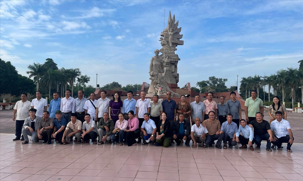 Đoàn địa biểu Người có uy tín đi tham quan, học tập kinh nghiệm tại một số tỉnh, thành phố phía Nam.