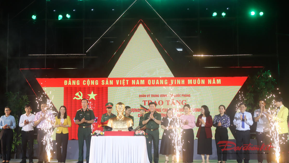 Quang cảnh trao tặng bức tượng Chủ tịch Hồ Chí Minh cho đại diện các phường, xã của TP Hồ Chí Minh trong đợt này. Ảnh: Hồng Phúc.