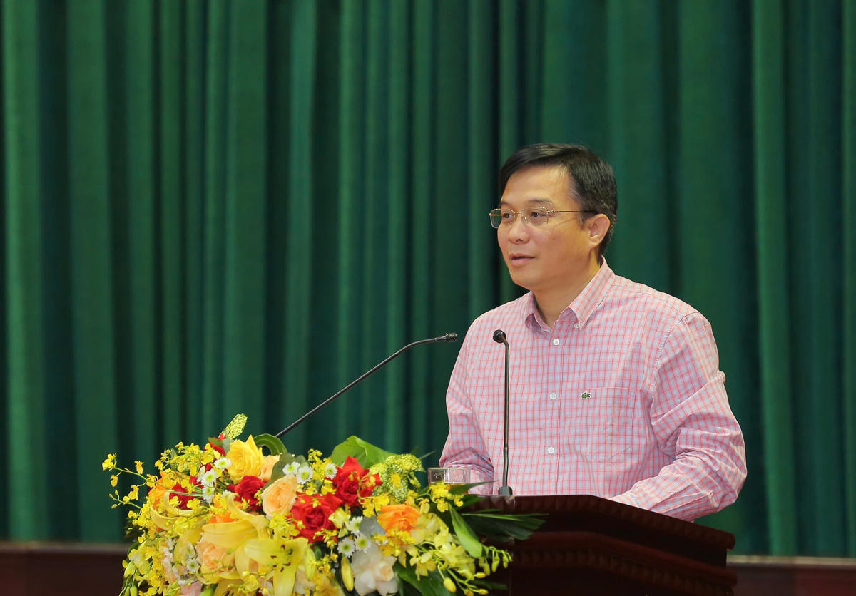 Đại diện Sở Tài chính trả lời kiến nghị của cử tri. Ảnh: Đình Minh