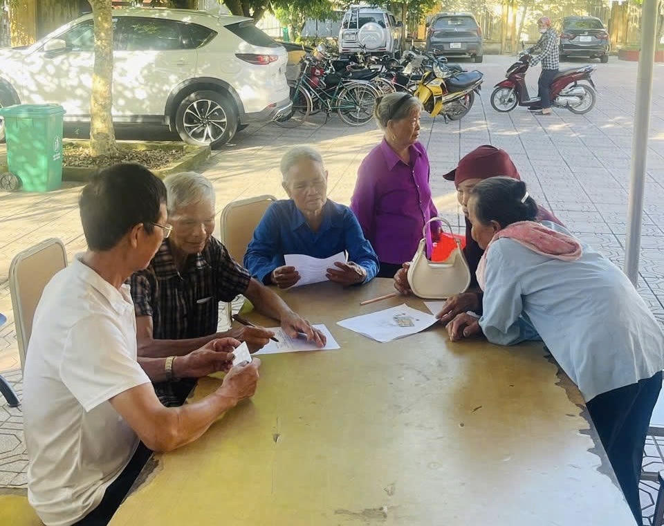 Người dân xã&nbsp;Điền Lư (Thanh Hóa) tham gia "Bình dân học vụ số". Ảnh: dienlu.thanhhoa.gov.vn