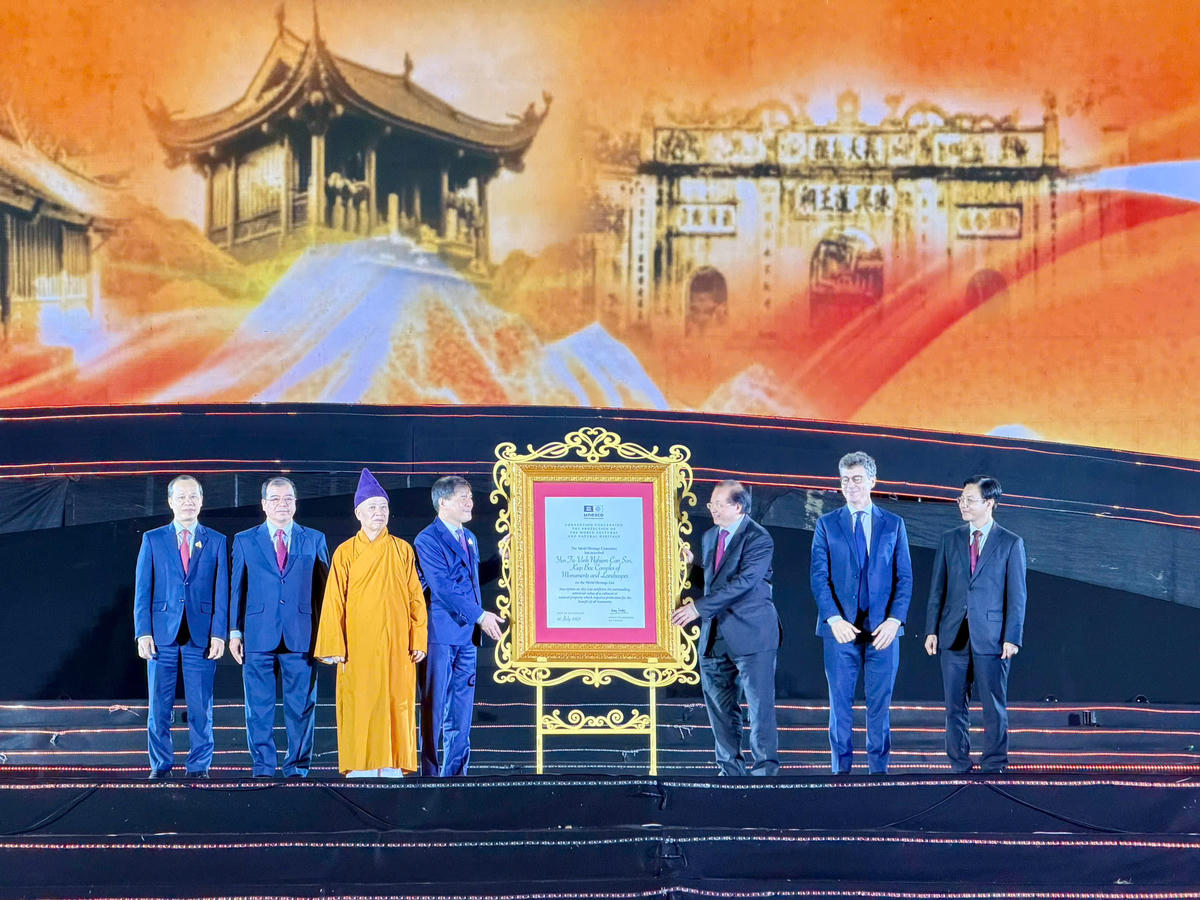 Bằng công nhận Quần thể di tích và danh thắng Yên Tử - Vĩnh Nghiêm - Côn Sơn, Kiếp Bạc là Di sản văn hóa thế giới được trao cho lãnh đạo 3 tỉnh thành Quảng Ninh - Bắc Ninh - Hải Phòng.