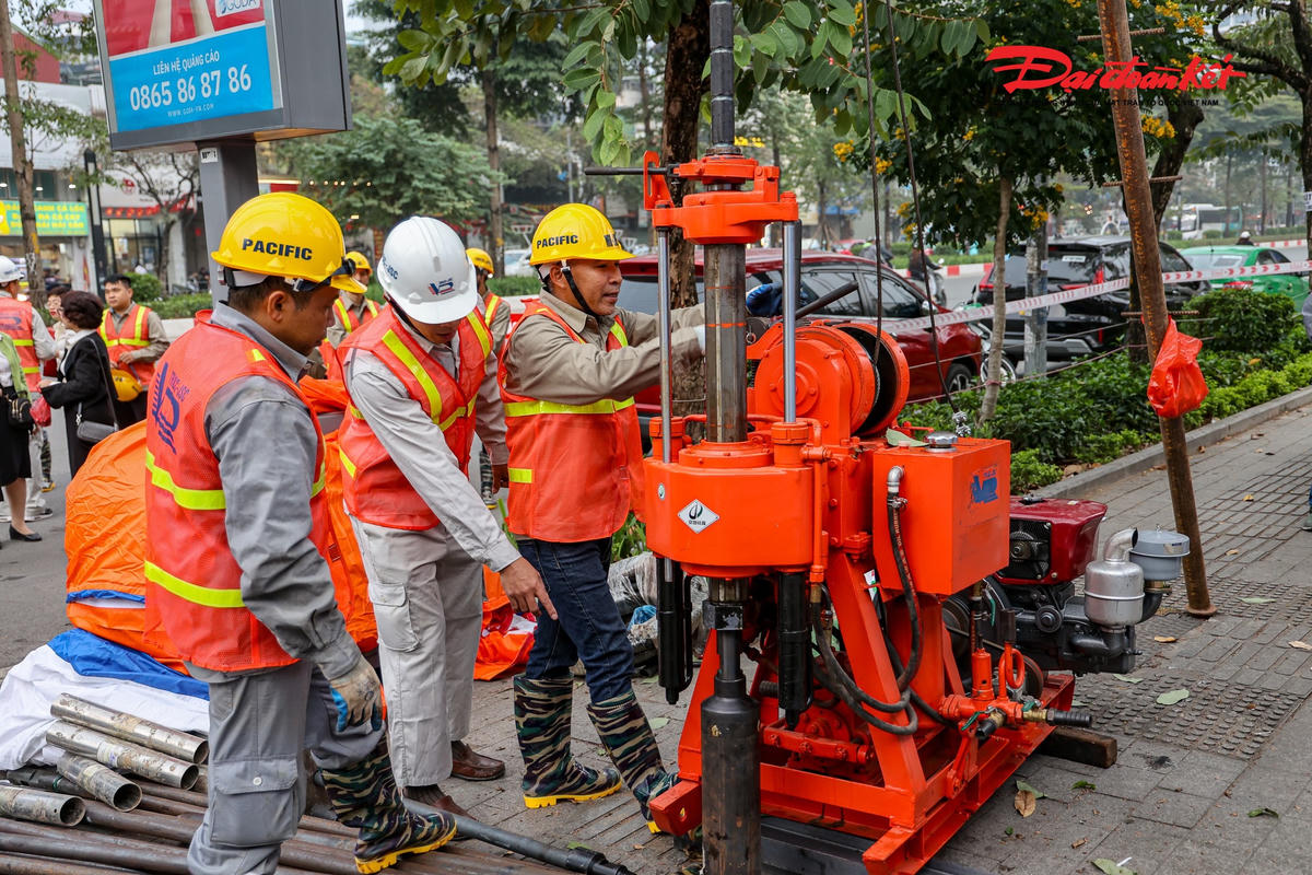 Hình ảnh các kỹ sư, công nhân tiến hành khoan địa chất&nbsp;Tuyến đường sắt đô thị số 5 Văn Cao - Ngọc Khánh - Láng - Hòa Lạc.