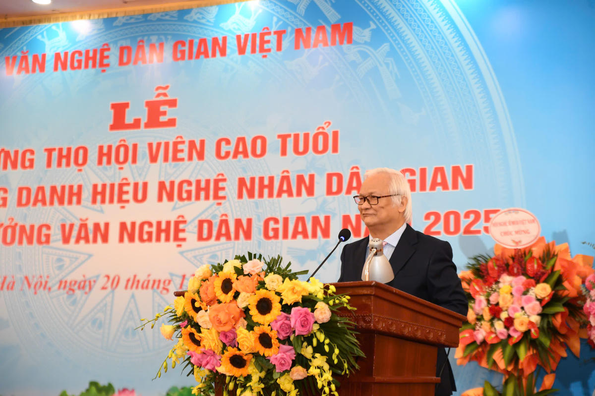 GS.TS. Lê Hồng Lý, Chủ tịch Hội Văn nghệ Dân gian Việt Nam phát biểu tại buổi lễ. Ảnh: Phạm Sỹ.