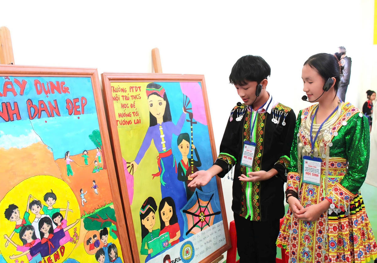 Hai em Hoàng Thị Thủy và Lý Văn Lầu thuyết trình về Dự án của mình.