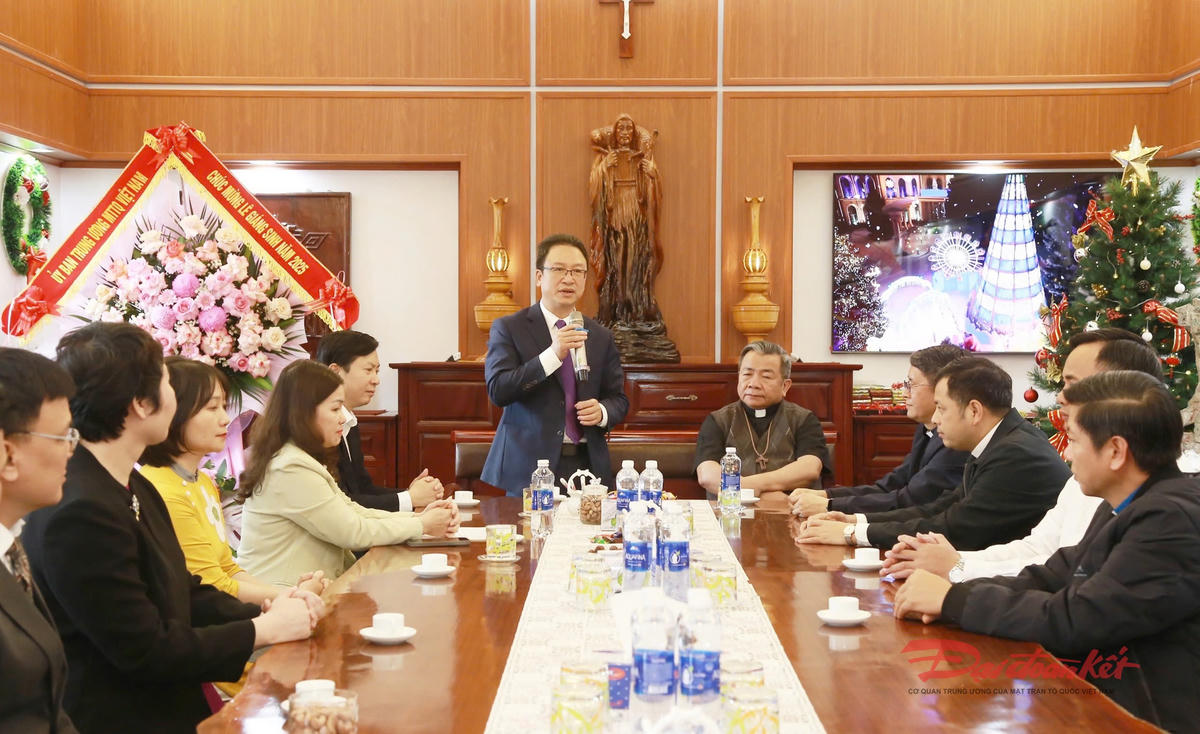 Trưởng ban Dân tộc và Tôn giáo Nguyễn Văn Thanh chúc Tòa Giám mục Giáo phận Lạng Sơn - Cao Bằng cùng các linh mục, tu sĩ và toàn thể đồng bào Công giáo Lạng Sơn, Cao Bằng đón một mùa Giáng sinh ấm áp, an lành. Ảnh: Hoàng Huấn.