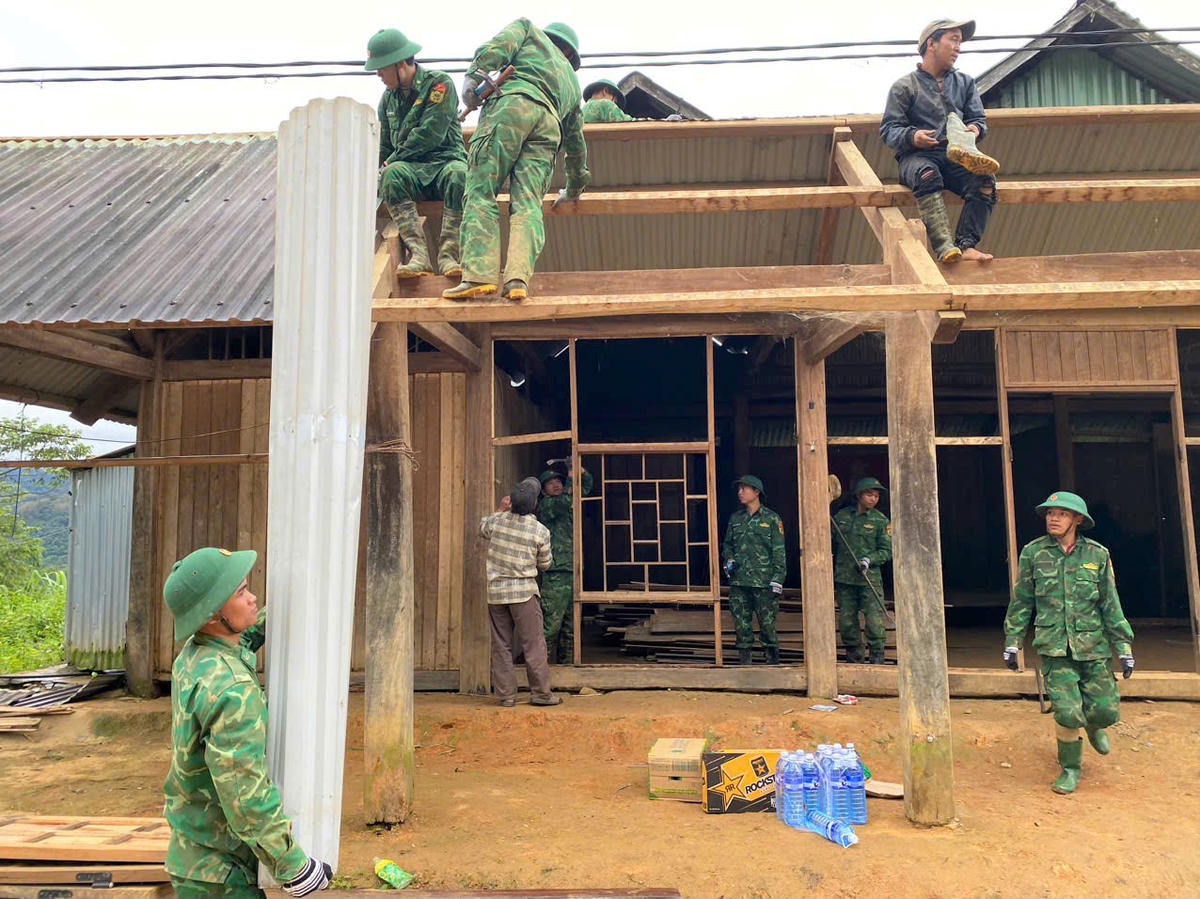 Lực lượng chức năng TP Đà Nẵng giúp người dân xã Hùng Sơn dựng lại nhà cửa sau thiên tai. Ảnh: CV.