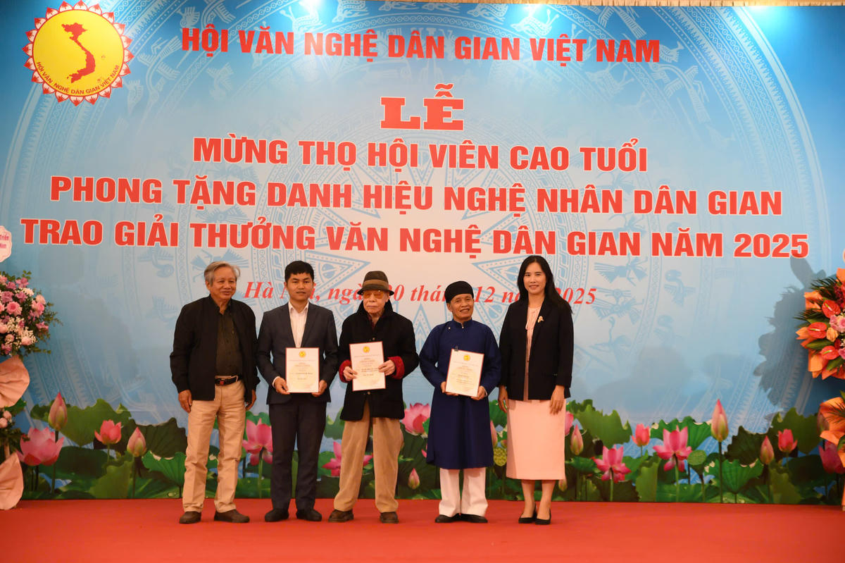 Các tác giả đoạt giải Ba B. Ảnh: Phạm Sỹ.