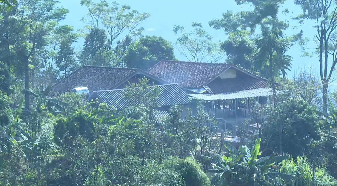 Quanh co giữa những tầng mây là những nếp nhà ngói âm dương - nơi người Dao Tiền sinh sống, rất thuận lợi cho việc phát triển du lịch cộng đồng gắn với bản sắc văn hóa Dao Tiền. Ảnh: Thái Nhung