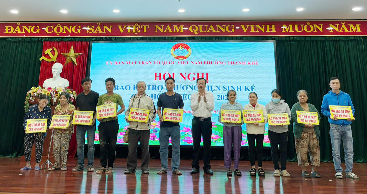 Trao sinh kế cho 37 hộ nghèo với kinh phí 310 triệu đồng. Ảnh: Nguyễn Tú.