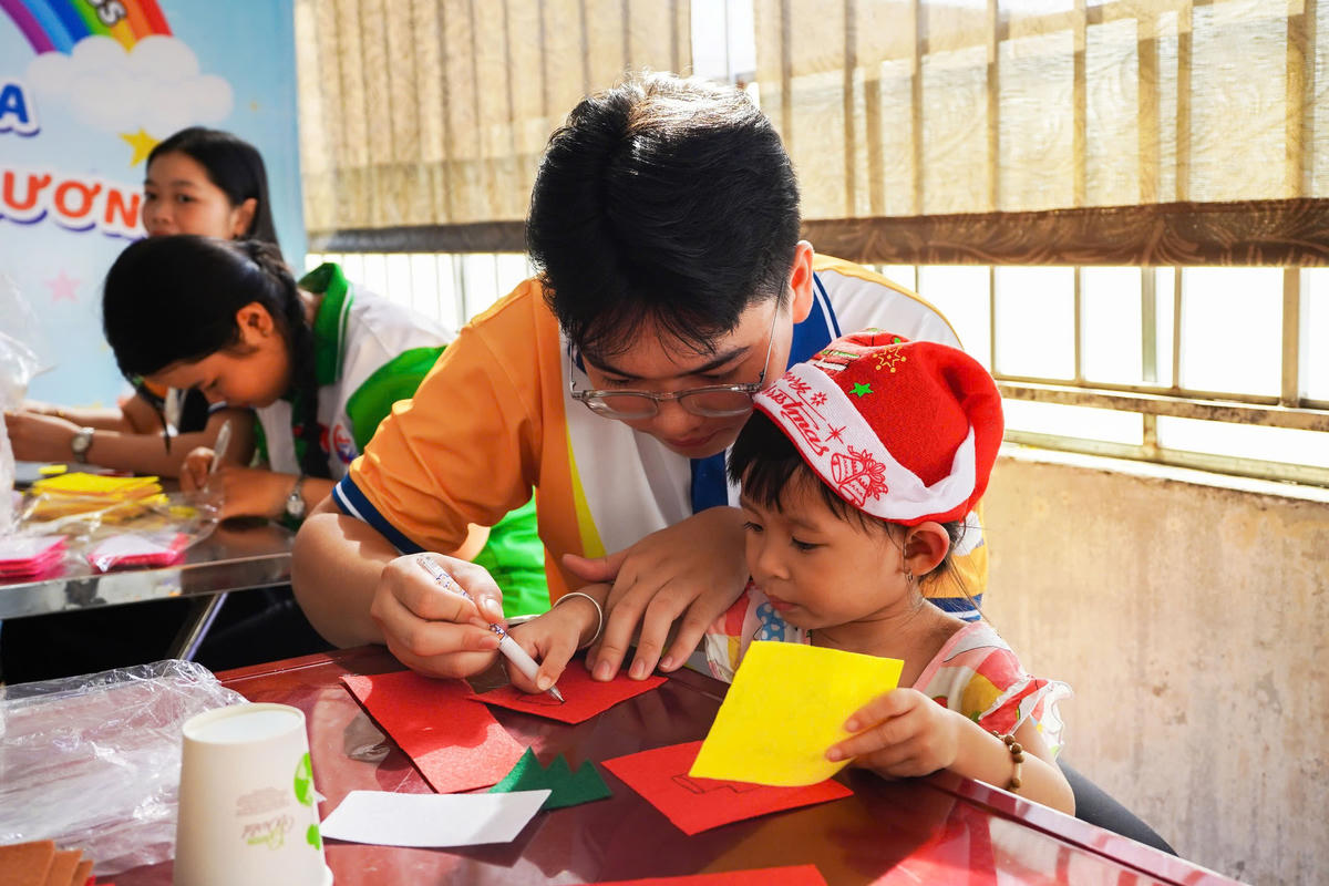 Bệnh nhi tại Bệnh viện Nhân dân Gia Định được tham gia lớp hội họa và nhiều hoạt động khác. Ảnh: M.T